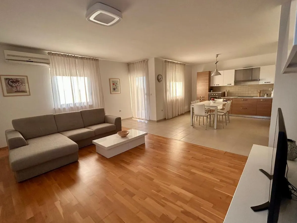 Apartment Sole Pula 0*,