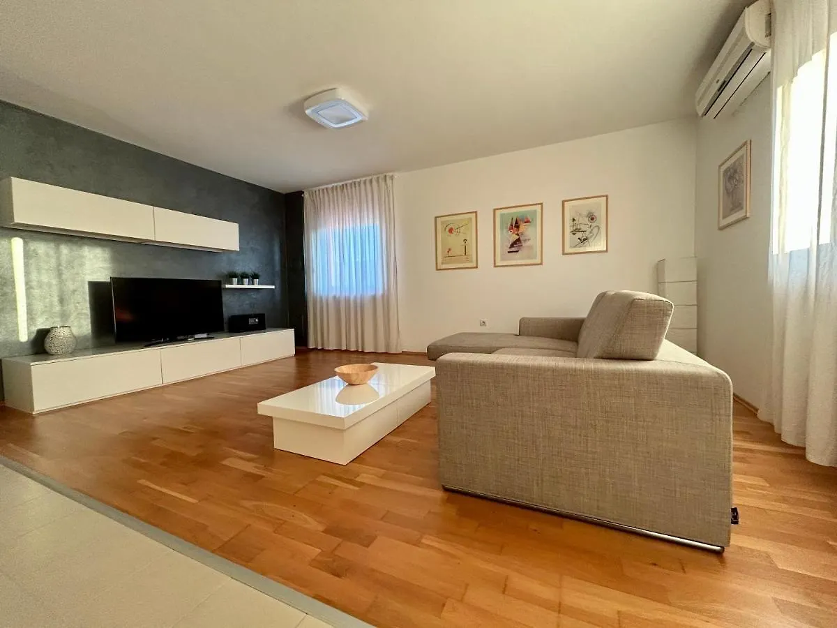 Apartment Sole Pula 0*,